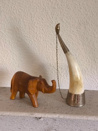 Elefante de madera y cuerno decorativo