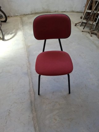 Silla de oficina/estudio roja y negra.