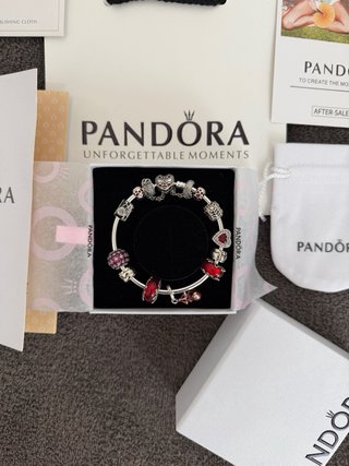 Pulsera Pandora con charms rojos y plateados