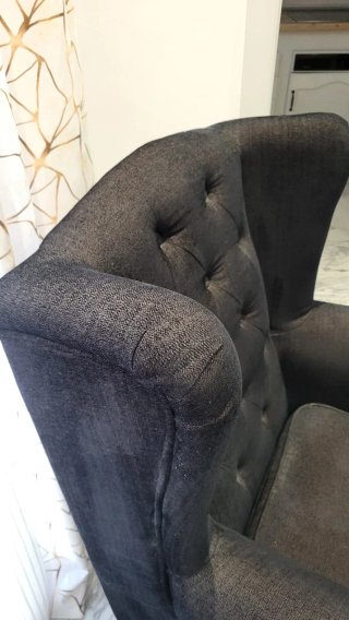Sillón orejero negro con tachuelas