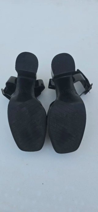 Sandalias de tacón negro charol.