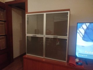 Vitrina comedor madera y cristal ahumado