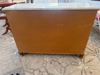 Cómoda de madera con tapa de mármol