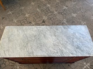 Cómoda de madera con tapa de mármol