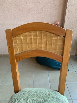 Silla de madera con asiento de tela , hay 4