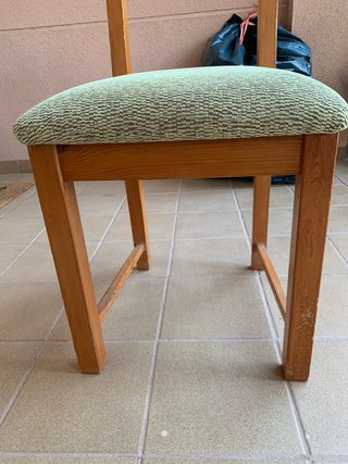 Silla de madera con asiento de tela , hay 4