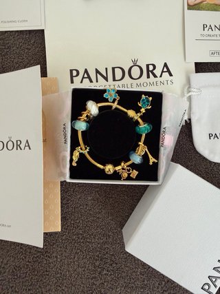 Pulsera Pandora Dorada con Charms