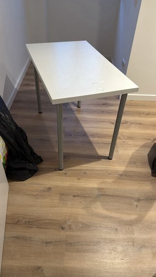 Mesa de estudio blanca y gris
