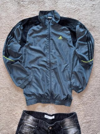 Chaqueta Adidas gris, verde y negra