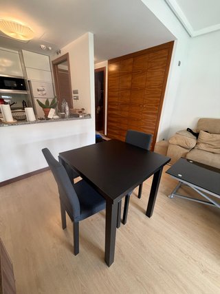 Mesa de comedor negra con 2 sillas