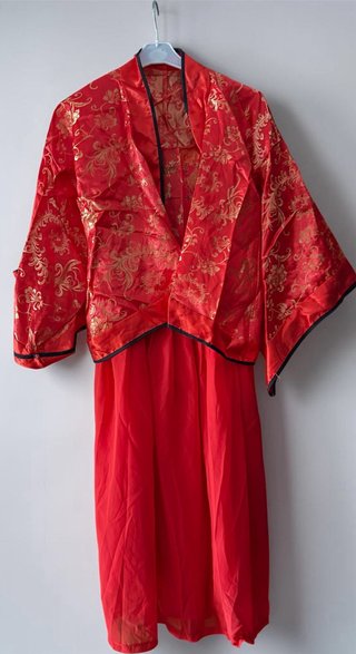 Precioso traje japonés estilo kimono en rojo