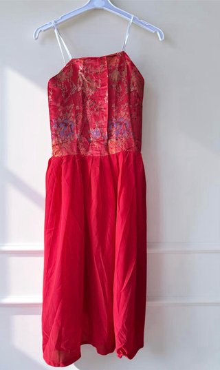 Precioso traje japonés estilo kimono en rojo