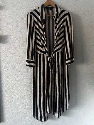 Vestido camisero Bershka rayas blanco y negro