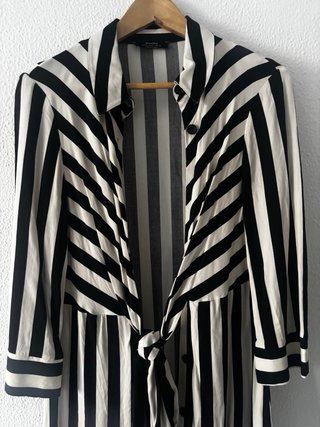 Vestido camisero Bershka rayas blanco y negro