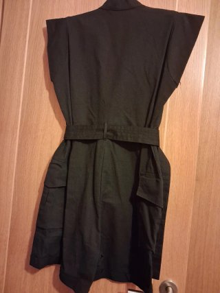 Mono corto negro con cinturón