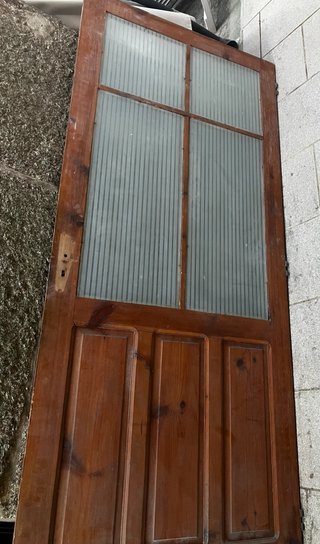 Puerta antigua de pino con cristal