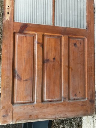 Puerta antigua de pino con cristal