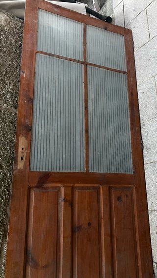 Puerta antigua de pino con cristal