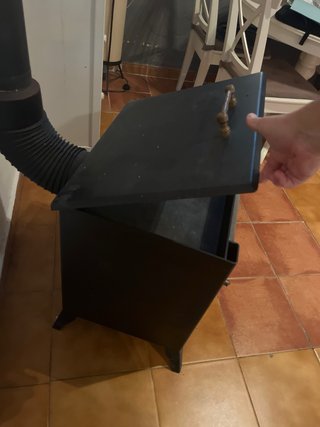Estufa de leña negra con detalles dorados