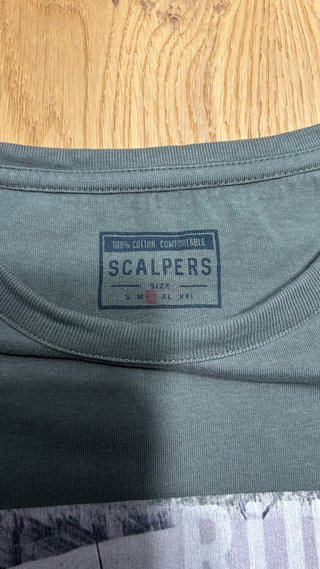 Camiseta Scalpers verde militar con estampado