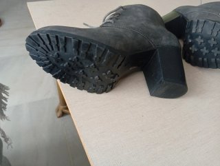Botas grises de mujer muy nuevas, ver la suelas.