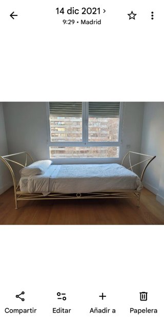 Cama de forja Grupo 13 beige. Con colchón como nue