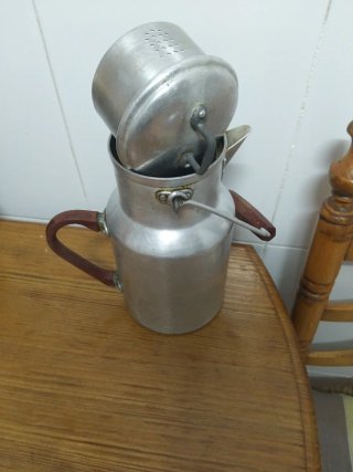 Aceitera antigua de aluminio