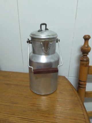 Aceitera antigua de aluminio