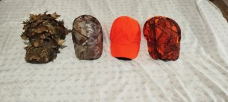 Lote di caccia, magliette, scarpe, cappelli e altro