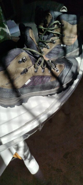 Lote di caccia, magliette, scarpe, cappelli e altro