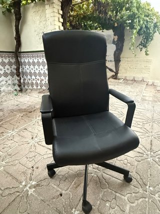 Silla de oficina negra