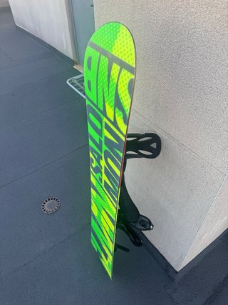 Tabla de Snowboard Salomon + fijaciones Burton