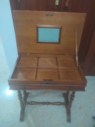 Costurero antiguo de madera