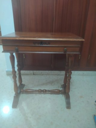 Costurero antiguo de madera