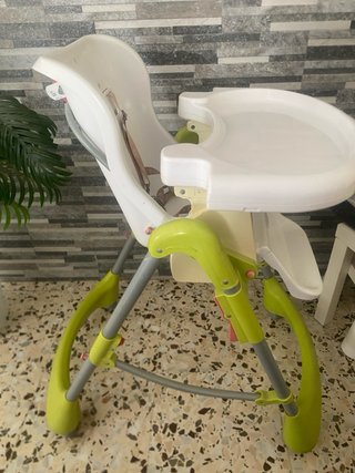 Trona de bebé blanca y verde