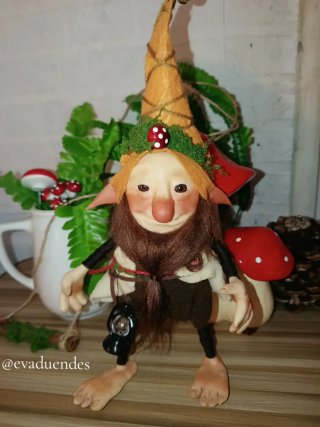 Duende hecho a mano con gorro y farolillo