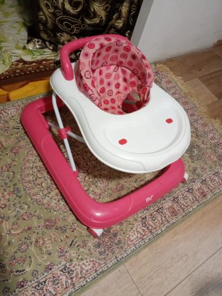Andador bebé rosa y blanco