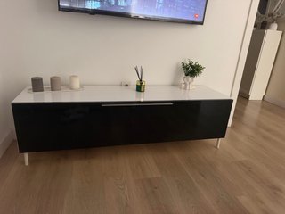 Mueble TV salón blanco y negro