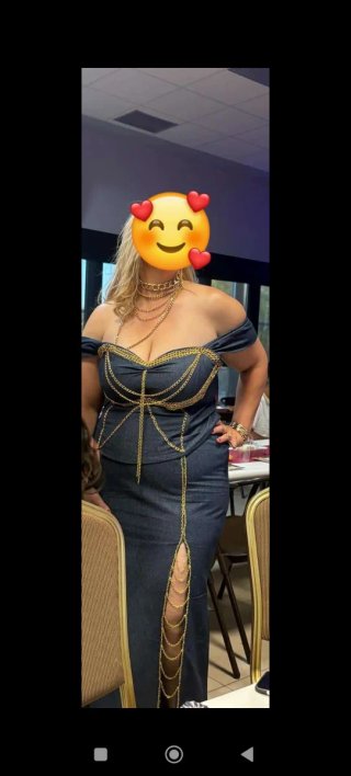 Vestido vaquero con cadenas doradas
