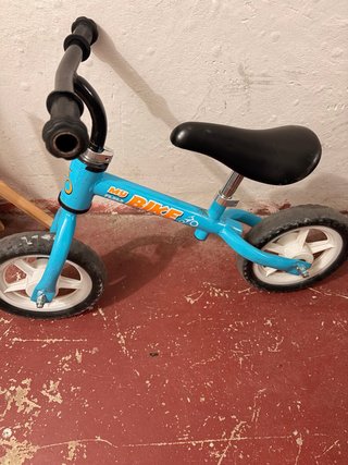 Bicicleta de equilibrio azul para niños