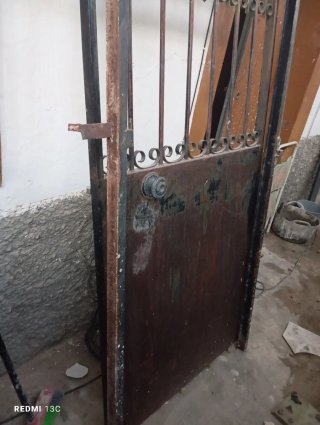 Puerta de Hierro con Barrotes Decorativos