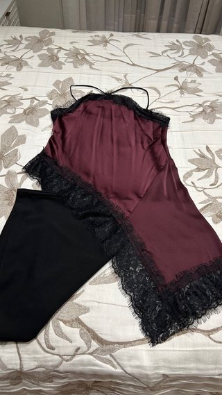 Conjunto lencero satén burdeos y pantalón negro