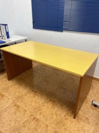 Mesa de escritorio de madera