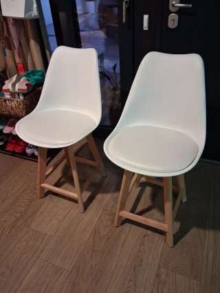 Taburetes de cocina blancos y patas madera maciza