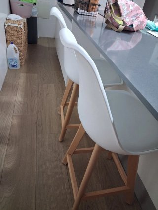 Taburetes de cocina blancos y patas madera maciza