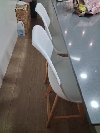 Taburetes de cocina blancos y patas madera maciza
