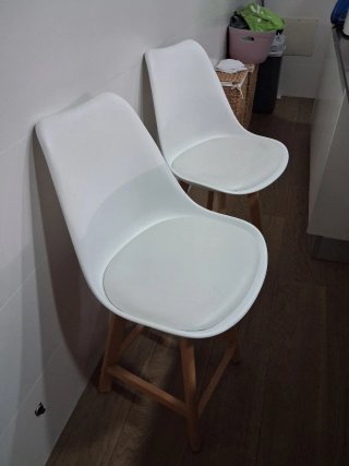 Taburetes de cocina blancos y patas madera maciza