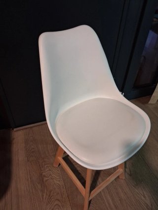 Taburetes de cocina blancos y patas madera maciza