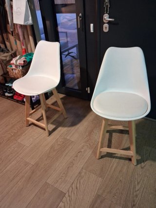 Taburetes de cocina blancos y patas madera maciza