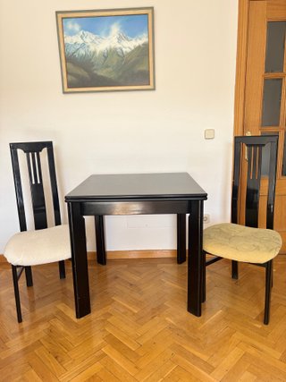 Mesa comedor extensible y 2 sillas